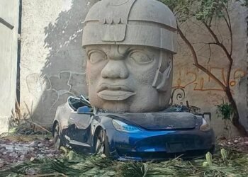 Captan misterioso Tesla aplastado por cabeza Olmeca en CDMX