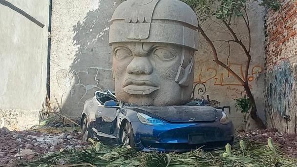 Captan misterioso Tesla aplastado por cabeza Olmeca en CDMX Captan misterioso Tesla aplastado por cabeza Olmeca en CDMX