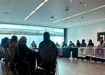 Padres de normalistas de Ayotzinapa se reúnen con senador Ricardo Monreal