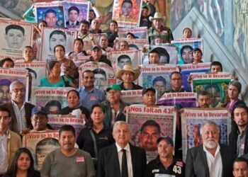 AMLO insiste en reunión con padres de los 43 normalistas sin intermediarios