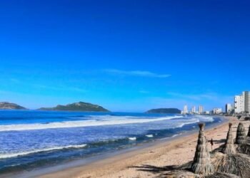 Peligrosas corrientes arrastran turistas en Sinaloa