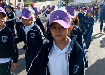 Estudiantes de primaria realizan marcha por Día Internacional de la Mujer