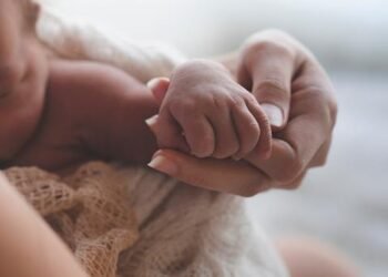 Niñera droga a familia y sustrae a recién nacido; es vinculada a proceso