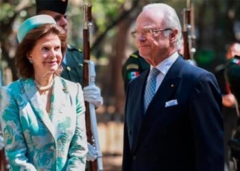 Reyes de Suecia hacen guardia de honor en el Obelisco a los Niños Héroes