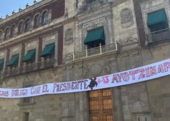 Segob contacta a padres de Ayotzinapa tras irrupción en Palacio Nacional