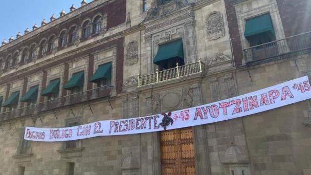 Segob contacta a padres de Ayotzinapa tras irrupción en Palacio Nacional Segob contacta a padres de Ayotzinapa tras irrupción en Palacio Nacional