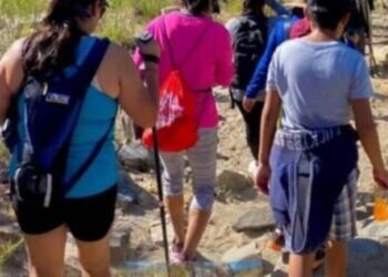 Auxilian a hombre que se lesionó la rodilla al practicar senderismo
