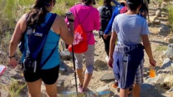 Auxilian a hombre que se lesionó la rodilla al practicar senderismo Auxilian a hombre que se lesionó la rodilla al practicar senderismo