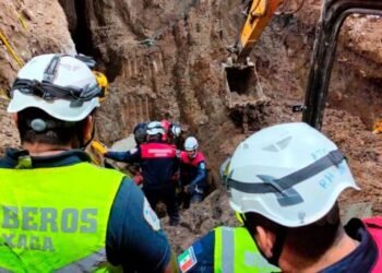 Mueren 2 trabajadores sepultados bajo 6 metros de tierra