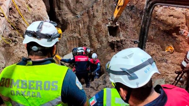 Mueren 2 trabajadores sepultados bajo 6 metros de tierra Mueren 2 trabajadores sepultados bajo 6 metros de tierra