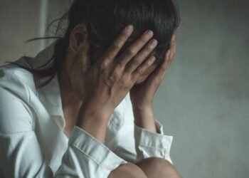 Hombre intenta abusar sexualmente de una mujer; compañeros lo golpean