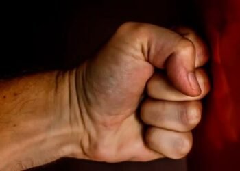 Hombre da golpiza a su pareja tras partido de futbol