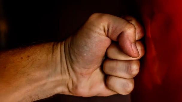 Hombre da golpiza a su pareja tras partido de futbol Hombre da golpiza a su pareja tras partido de futbol