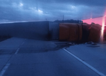 Vuelca tráiler en carretera Magdalena-Santa Ana afectando la circulación