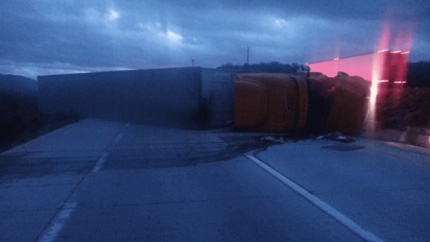 Vuelca tráiler en carretera Magdalena-Santa Ana afectando la circulación Vuelca tráiler en carretera Magdalena-Santa Ana afectando la circulación