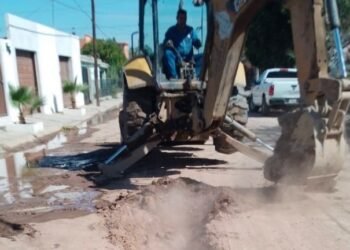 ¡Atención vecinos de Hermosillo! Fuga de agua en Circuito Apache Oriente y Mimbreños