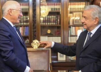 Dialogaron AMLO y Ken Salazar