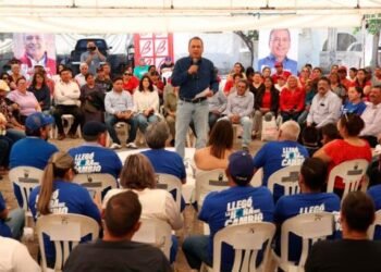 Manlio Fabio Beltrones en reunión con ciudadanos de Ímuris