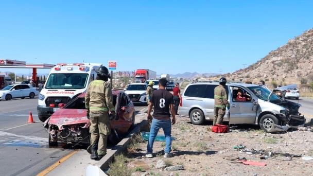 Choque múltiple en salida a Guaymas deja 4 lesionados Choque múltiple en salida a Guaymas deja 4 lesionados