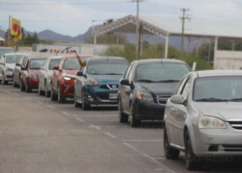 Se registran largas filas en carreteras por regreso de vacacionistas