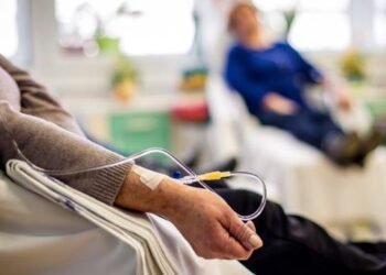 Proponen que personas con cáncer reciban atención privada