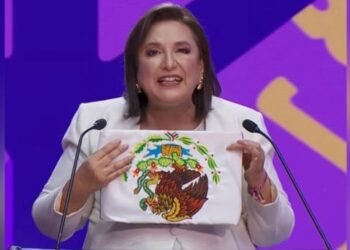 Xóchitl Gálvez aclara por qué mostró el escudo de la bandera al revés
