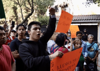 Simpatizantes de Morena se manifiestan frente a embajada de Ecuador en CDMX