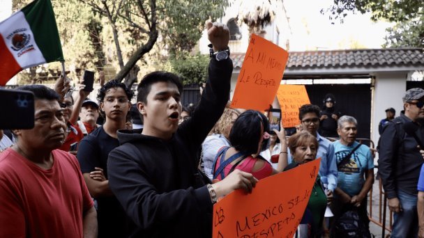 Simpatizantes de Morena se manifiestan frente a embajada de Ecuador en CDMX Simpatizantes de Morena se manifiestan frente a embajada de Ecuador en CDMX