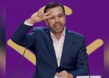 Salinas Pliego se burla de Máynez por presentarse en lengua de señas