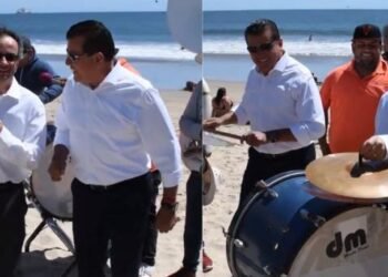 Embajador de Reino Unido baila música de banda