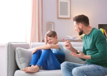 Padre hiere a su hijo durante una sesión de estudio