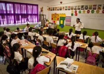 Maestros comienzan a celebrar su día con un incremento del 10% en sus salarios