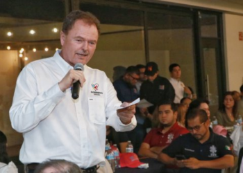 Ernesto ‘El Borrego’ Gándara en reunión con sector médico