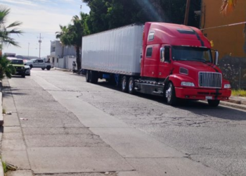 Resguardan a migrantes que viajaban al interior de tráiler