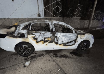 Localizan vehículo incendiado con cuerpo dentro en Nogales