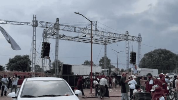 Cae lona durante mitin; hay 39 lesionados Cae lona durante mitin; hay 39 lesionados