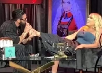 Poncho de Nigris besa los pies de Wendy Guevara.