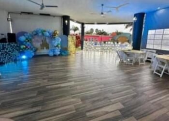 Mujer invita a desconocidos a la fiesta de su hija y luego los echa.