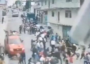 Auto arrolla a más de 10 personas en un funeral en Puebla