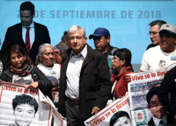 AMLO se reúne con con padres de normalistas de Ayotzinapa