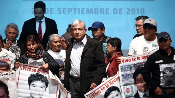 AMLO se reúne con con padres de normalistas de Ayotzinapa AMLO se reúne con con padres de normalistas de Ayotzinapa