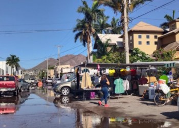 Fuga de agua en el centro de Guaymas
