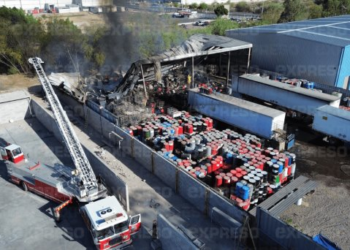 Fuerte incendio en bodega de reciclado en Parque Industrial