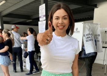 Isela Montes de Oca emite su voto