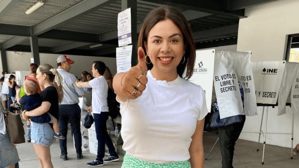 Isela Montes de Oca emite su voto Isela Montes de Oca emite su voto