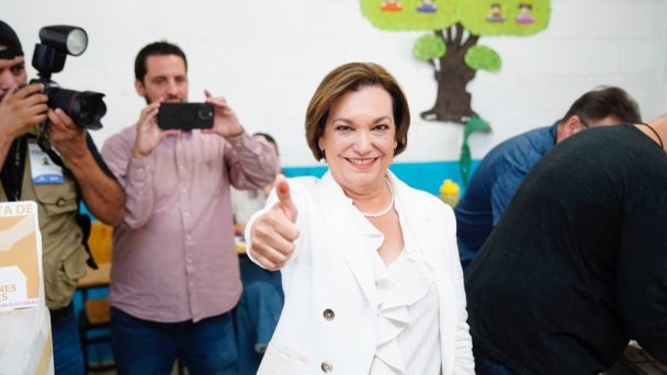 María Dolores Del Río emite su voto María Dolores Del Río emite su voto