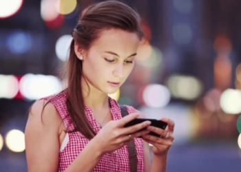 Mujeres superan a hombres en uso de internet