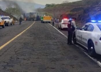 Queman vehículos en Michoacán tras captura de Los Viagras