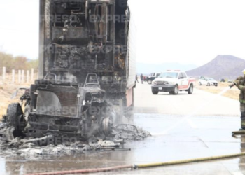 Se incendia trailer sobre la carretera Hermosillo-Guaymas