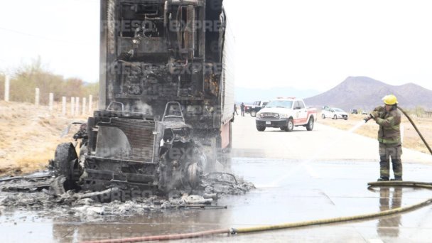 Se incendia trailer sobre la carretera Hermosillo-Guaymas Se incendia trailer sobre la carretera Hermosillo-Guaymas